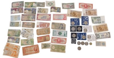 Lot 816 - A quantity of British crowns and various...