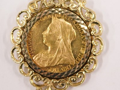 Lot 92 - A Queen Victoria gold full sovereign 1901, in...