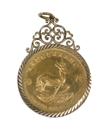 Lot 1 - A 1974 gold Krugerrand coin pendant, in a 9ct...