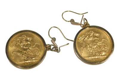 Lot 7 - A pair of Elizabeth II half gold sovereign...