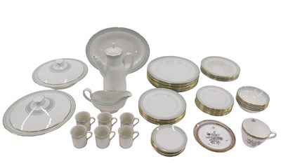 Lot 269 - A Royal Doulton Berkshire pattern part dinner...