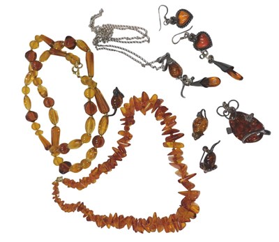 Lot 559 - A group of imitation amber...