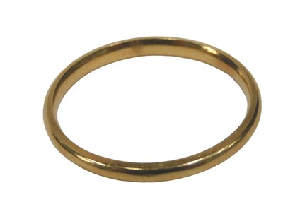 Lot 551 - An 18ct rose gold wedding band, of plain...