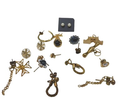 Lot 553 - A group of 9ct gold and other...