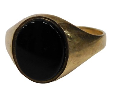 Lot 524 - A 9ct gold gent's signet ring, with oval black...