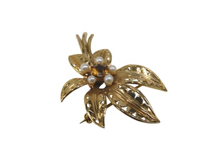 Lot 535 - A 9ct gold leaf spray brooch, formed as a six...