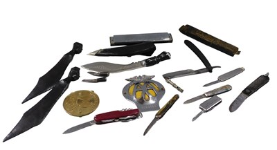 Lot 662 - Various items, bygones, folding knives,...
