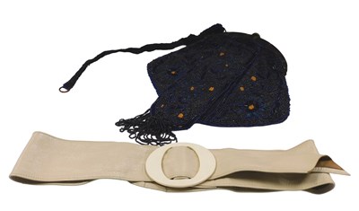 Lot 678 - A mid 20thC Art Deco beadwork evening...