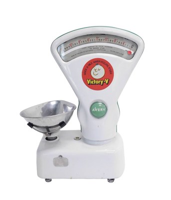 Lot 598 - A mid-20thC Avery tabletop shop scale, in...