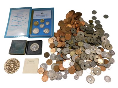 Lot 739 - Various coins, a 1993 Royal Australian Mint...