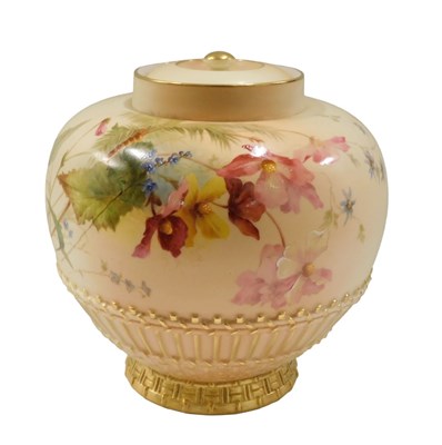 Lot 104 - An early 20thC Royal Worcester blush ivory...