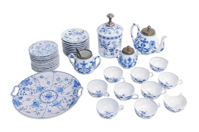 Lot 616 - Various Meissen blue and white porcelain and...