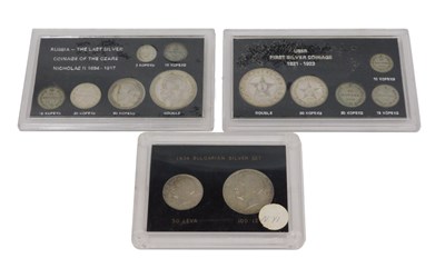 Lot 140 - Various coins, a 1934 Bulgarian silver set...