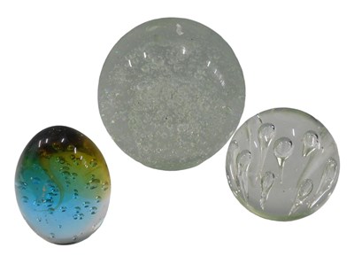 Lot 868A - A large glass paperweight, with orb decoration...
