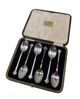 Lot 883 - A set of George V silver teaspoons, Onslow...