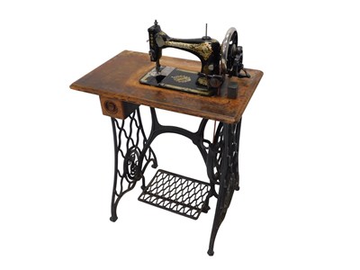 Lot 1047 - An early 20thC Singer treadle sewing...